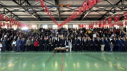 29 Ekim Cumhuriyet Bayramı’nın 101. yıl dönümü kutlama programı İlçemiz Kapalı Spor Salonunda düzenlendi.