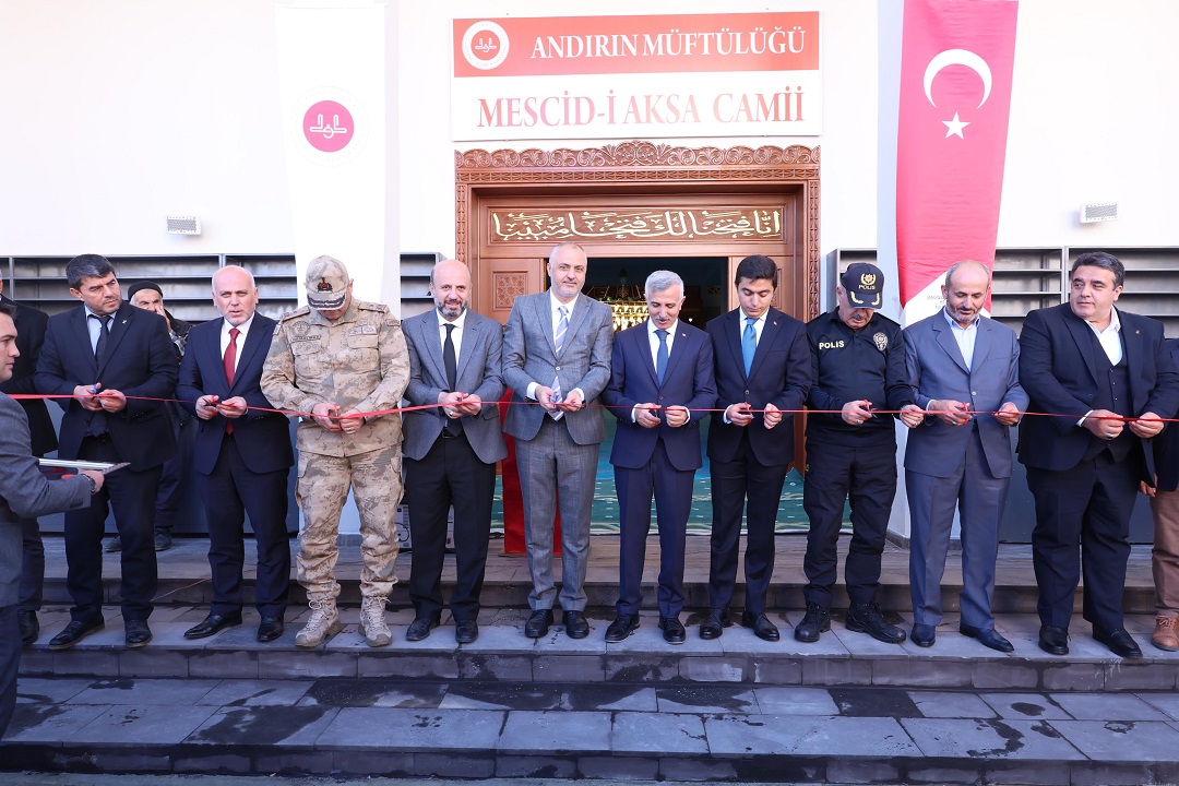 Mescid-i Aksa Camii de dualarla ibadete açıldı.