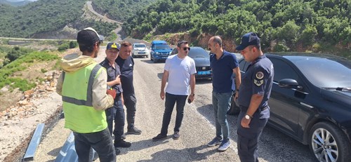 Kaymakamımız Sn. Orhan AYAZ ve İlçe Jandarma Komutanı Yüzbaşı İbrahim ÇAKIR ile Andırın Kadirli yolunda birlikte yerinde incelemelerde bulundu.